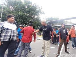 Massa Aksi Dukung Hakim MK Kuat Jalankan Tugas Tanpa Dengarkan Intervensi