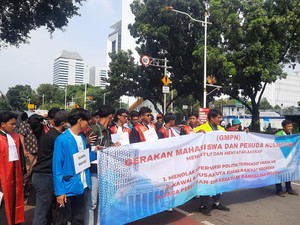 Massa Tolak Intervensi Politik terhadap Hakim MK Gelar Aksi di Patung Kuda