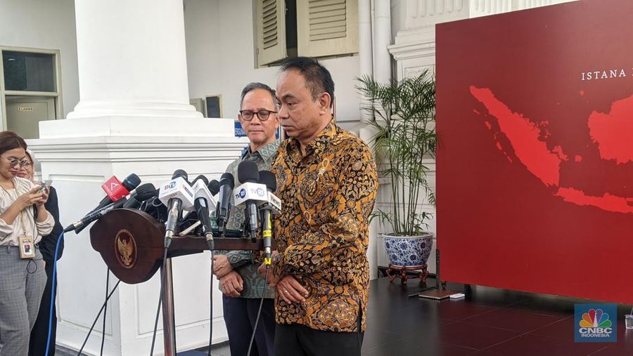 Menteri Komunikasi dan Informatika Budi Arie Setiadi melakukan konferensi pers usai Rapat Terbatas dengan Presiden Joko Widodo mengenai Judi Online di Istana Kepresidenan, Rabu (18/4/2024). (CNBC Indonesia/Emir Yanwardhana)