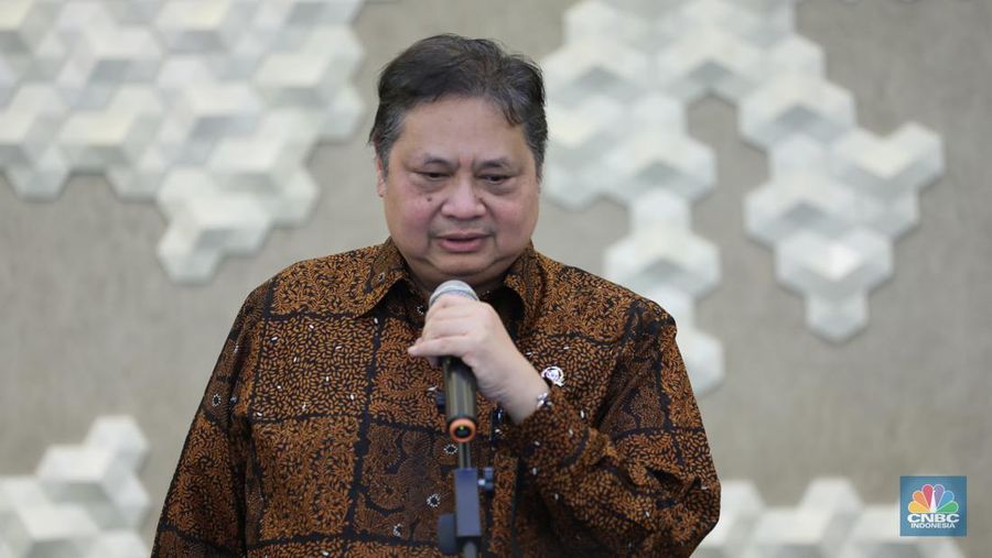 Menteri Koordinator Bidang Perekonomian, Airlangga Hartarto dalam Konferensi Pers terkait Perkembangan Isu Perekonomian Terkini di Gedung Ali Wardhana, Jakarta Pada Kamis (18/4/2024). (վ/Tri Susilo)