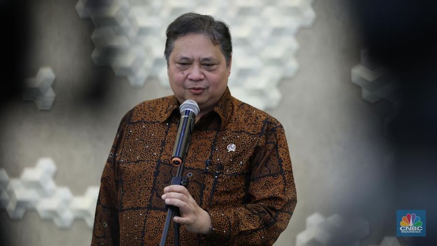 Menteri Koordinator Bidang Perekonomian, Airlangga Hartarto dalam Konferensi Pers terkait Perkembangan Isu Perekonomian Terkini di Gedung Ali Wardhana, Jakarta Pada Kamis (18/4/2024). (վ/Tri Susilo)