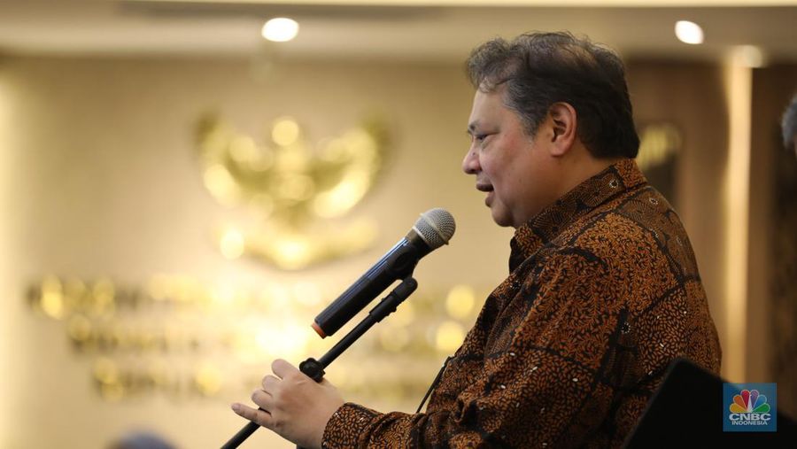 Menteri Koordinator Bidang Perekonomian, Airlangga Hartarto dalam Konferensi Pers terkait Perkembangan Isu Perekonomian Terkini di Gedung Ali Wardhana, Jakarta Pada Kamis (18/4/2024). (վ/Tri Susilo)