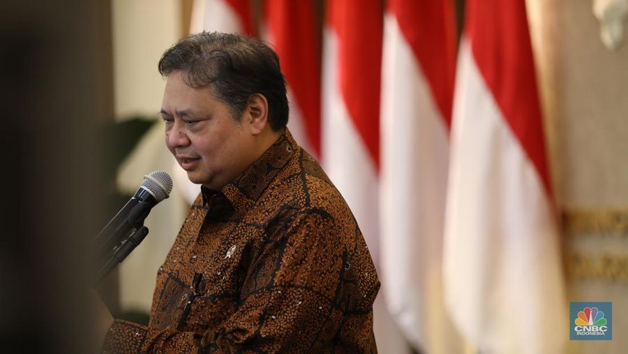 Menteri Koordinator Bidang Perekonomian, Airlangga Hartarto dalam Konferensi Pers terkait Perkembangan Isu Perekonomian Terkini di Gedung Ali Wardhana, Jakarta Pada Kamis (18/4/2024). (CNBC Indonesia/Tri Susilo)