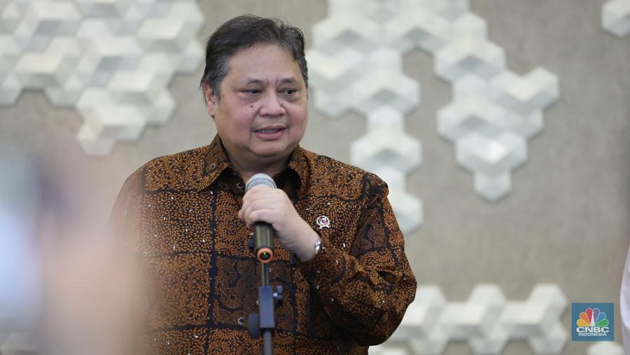 Menteri Koordinator Bidang Perekonomian, Airlangga Hartarto dalam Konferensi Pers terkait Perkembangan Isu Perekonomian Terkini di Gedung Ali Wardhana, Jakarta Pada Kamis (18/4/2024). (CNBC Indonesia/Tri Susilo)
