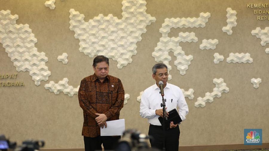 Menteri Koordinator Bidang Perekonomian, Airlangga Hartarto (Kiri) dan Wakil menteri Keuangan, Suahasil Nazara dalam Konferensi Pers terkait Perkembangan Isu Perekonomian Terkini di Gedung Ali Wardhana pada Kamis (18/4/2024). (CNBC Indonesia/Tri Susilo)