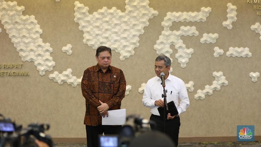 Menteri Koordinator Bidang Perekonomian, Airlangga Hartarto (Kiri) dan Wakil menteri Keuangan, Suahasil Nazara dalam Konferensi Pers terkait Perkembangan Isu Perekonomian Terkini di Gedung Ali Wardhana pada Kamis (18/4/2024). (վ/Tri Susilo)