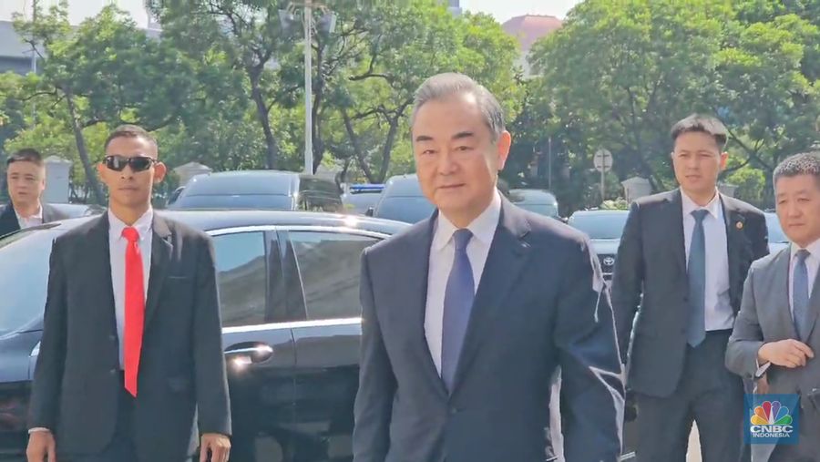 Menteri Luar Negeri China Wang Yi tiba di Istana Negara, Jakarta, Kamis (18/4/2024). (վ/Emir Yanwardhana)