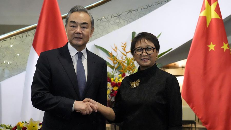Menteri Luar Negeri RI, Retno Marsudi dan Menteri Luar Negeri China, Wang Yi saat menggelar pertemuan di Jakarta, Kamis (18/4/2024). (AP Photo/Achmad Ibrahim, Pool)