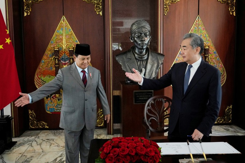 Menteri Pertahanan Prabowo Subianto menyambut kedatangan Menteri Luar Negeri China Wang Yi saat pertemuan mereka di Kantor Kementerian Pertahanan, Jakarta, Kamis (17/4/2024). (REUTERS/Willy Kurniawan) Menteri Pertahanan Prabowo Subianto menyambut kedatangan Menteri Luar Negeri China Wang Yi saat pertemuan mereka di Kantor Kementerian Pertahanan, Jakarta, Kamis (17/4/2024). (REUTERS/Willy Kurniawan)