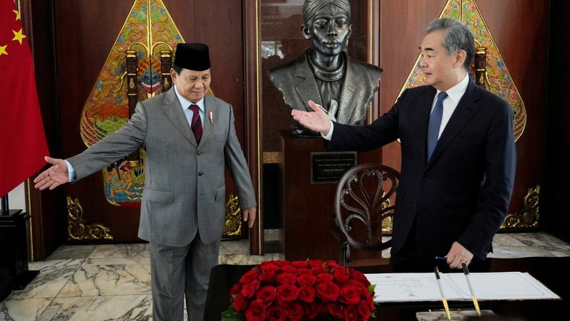 Menteri Pertahanan Prabowo Subianto menyambut kedatangan Menteri Luar Negeri China Wang Yi saat pertemuan mereka di Kantor Kementerian Pertahanan, Jakarta, Kamis (17/4/2024). (REUTERS/Willy Kurniawan)