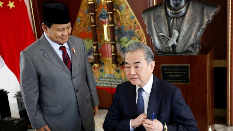 Menteri Pertahanan Prabowo Subianto menyambut kedatangan Menteri Luar Negeri China Wang Yi saat pertemuan mereka di Kantor Kementerian Pertahanan, Jakarta, Kamis (17/4/2024). (REUTERS/Willy Kurniawan)