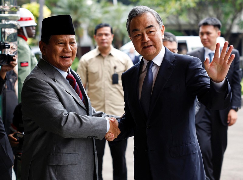 Menteri Pertahanan Prabowo Subianto menyambut kedatangan Menteri Luar Negeri China Wang Yi saat pertemuan mereka di Kantor Kementerian Pertahanan, Jakarta, Kamis (17/4/2024). (REUTERS/Willy Kurniawan) Menteri Pertahanan Prabowo Subianto menyambut kedatangan Menteri Luar Negeri China Wang Yi saat pertemuan mereka di Kantor Kementerian Pertahanan, Jakarta, Kamis (17/4/2024). (REUTERS/Willy Kurniawan)