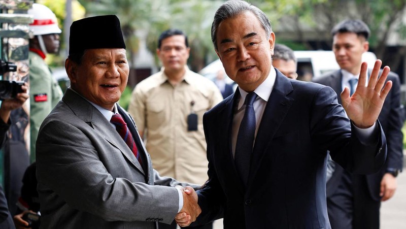 Menteri Pertahanan Prabowo Subianto menyambut kedatangan Menteri Luar Negeri China Wang Yi saat pertemuan mereka di Kantor Kementerian Pertahanan, Jakarta, Kamis (17/4/2024). (REUTERS/Willy Kurniawan)