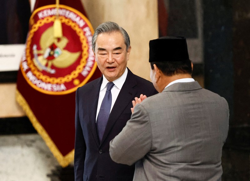 Menteri Pertahanan Prabowo Subianto menyambut kedatangan Menteri Luar Negeri China Wang Yi saat pertemuan mereka di Kantor Kementerian Pertahanan, Jakarta, Kamis (17/4/2024). (REUTERS/Willy Kurniawan) Menteri Pertahanan Prabowo Subianto menyambut kedatangan Menteri Luar Negeri China Wang Yi saat pertemuan mereka di Kantor Kementerian Pertahanan, Jakarta, Kamis (17/4/2024). (REUTERS/Willy Kurniawan)