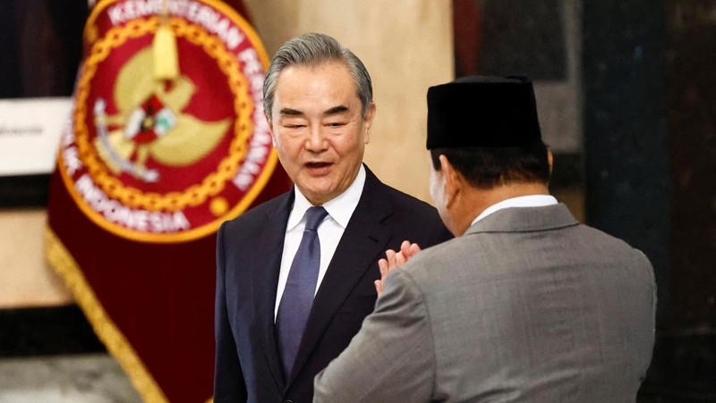 Menteri Pertahanan Prabowo Subianto menyambut kedatangan Menteri Luar Negeri China Wang Yi saat pertemuan mereka di Kantor Kementerian Pertahanan, Jakarta, Kamis (17/4/2024). (REUTERS/Willy Kurniawan)