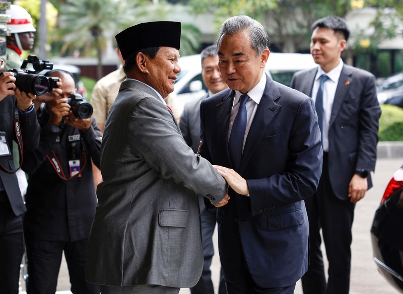 Menteri Pertahanan Prabowo Subianto menyambut kedatangan Menteri Luar Negeri China Wang Yi saat pertemuan mereka di Kantor Kementerian Pertahanan, Jakarta, Kamis (17/4/2024). (REUTERS/Willy Kurniawan) Menteri Pertahanan Prabowo Subianto menyambut kedatangan Menteri Luar Negeri China Wang Yi saat pertemuan mereka di Kantor Kementerian Pertahanan, Jakarta, Kamis (17/4/2024). (REUTERS/Willy Kurniawan)