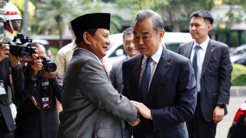Menteri Pertahanan Prabowo Subianto menyambut kedatangan Menteri Luar Negeri China Wang Yi saat pertemuan mereka di Kantor Kementerian Pertahanan, Jakarta, Kamis (17/4/2024). (REUTERS/Willy Kurniawan)