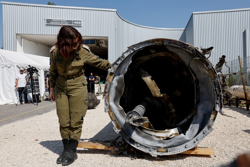 Militer Israel menunjukkan apa yang mereka katakan sebagai rudal balistik Iran yang mereka ambil dari Laut Mati setelah Iran meluncurkan drone dan rudal ke arah Israel, di pangkalan militer Julis, di Israel selatan 16 April 2024. Militer Israel menunjukkan apa yang mereka katakan sebagai rudal balistik Iran yang mereka ambil dari Laut Mati setelah Iran meluncurkan drone dan rudal ke arah Israel, di pangkalan militer Julis, di Israel selatan 16 April 2024. (REUTERS/Amir Cohen)