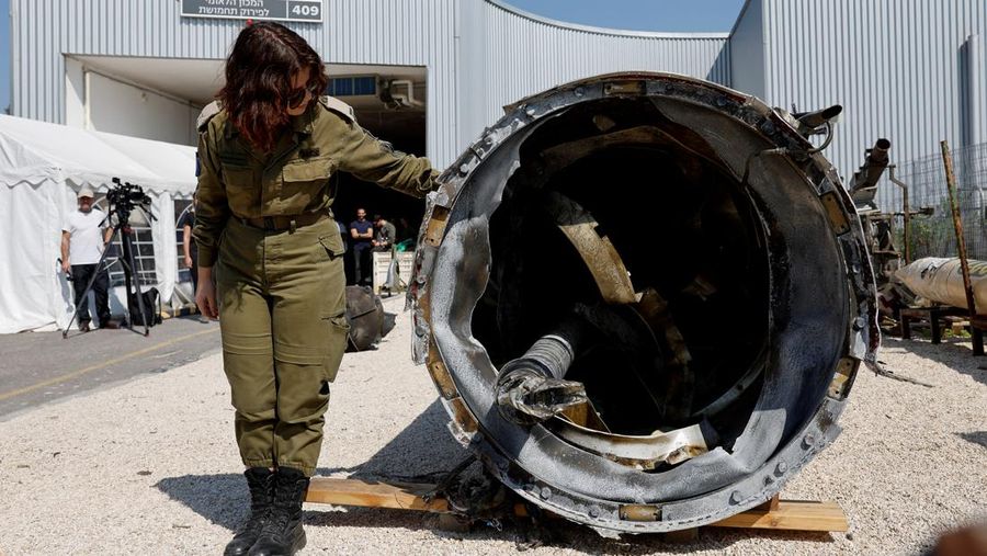 Militer Israel menunjukkan apa yang mereka katakan sebagai rudal balistik Iran yang mereka ambil dari Laut Mati setelah Iran meluncurkan drone dan rudal ke arah Israel, di pangkalan militer Julis, di Israel selatan 16 April 2024. (REUTERS/Amir Cohen)