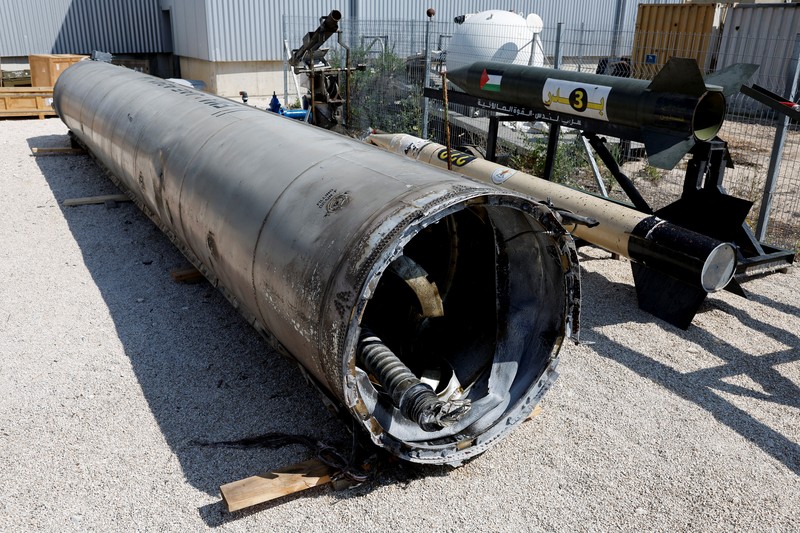 Militer Israel menunjukkan apa yang mereka katakan sebagai rudal balistik Iran yang mereka ambil dari Laut Mati setelah Iran meluncurkan drone dan rudal ke arah Israel, di pangkalan militer Julis, di Israel selatan 16 April 2024. Militer Israel menunjukkan apa yang mereka katakan sebagai rudal balistik Iran yang mereka ambil dari Laut Mati setelah Iran meluncurkan drone dan rudal ke arah Israel, di pangkalan militer Julis, di Israel selatan 16 April 2024. (REUTERS/Amir Cohen)
