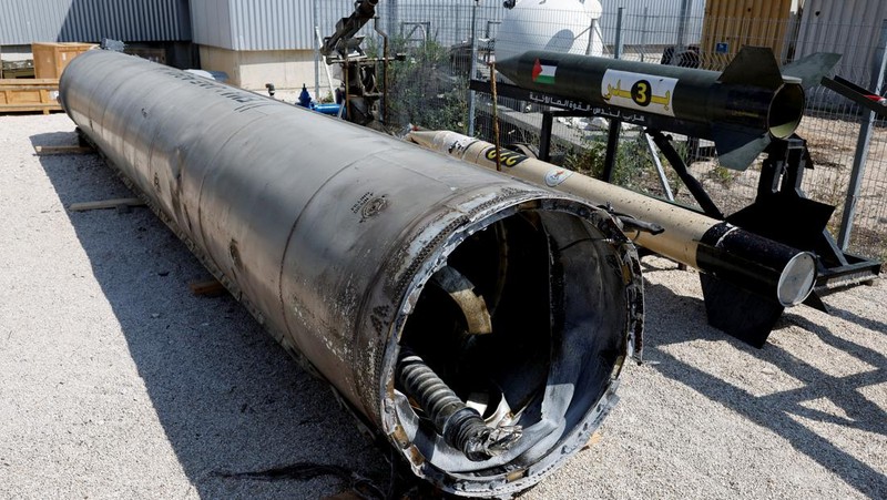 Militer Israel menunjukkan apa yang mereka katakan sebagai rudal balistik Iran yang mereka ambil dari Laut Mati setelah Iran meluncurkan drone dan rudal ke arah Israel, di pangkalan militer Julis, di Israel selatan 16 April 2024. (REUTERS/Amir Cohen)