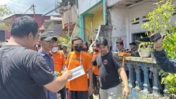 Warga Emosi ke Pria Makassar Timbun Jasad Istri Saat Rekonstruksi: Pembunuh!