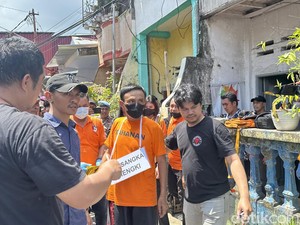 Warga Emosi ke Pria Makassar Timbun Jasad Istri Saat Rekonstruksi: Pembunuh!
