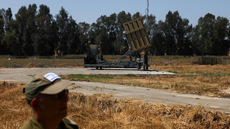 Pemandangan baterai anti-rudal Iron Dome, dekat Ashkelon, di Israel selatan 17 April 2024. (REUTERS/Hannah McKay)