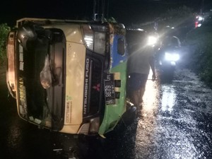 Truk Terguling di Tanjakan Jatibarang Semarang, Diduga Akibat Rem Blong