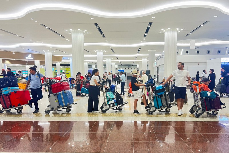 Penumpang menunggu penerbangan setelah hujan badai melanda Dubai yang menyebabkan penundaan di Bandara Internasional Dubai, di Dubai, Uni Emirat Arab, Rabu (17/4/2024). (REUTERS/Rula Rouhana) Penumpang menunggu penerbangan setelah hujan badai melanda Dubai yang menyebabkan penundaan di Bandara Internasional Dubai, di Dubai, Uni Emirat Arab, Rabu (17/4/2024). (REUTERS/Rula Rouhana)