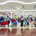 Penumpang menunggu penerbangan setelah hujan badai melanda Dubai yang menyebabkan penundaan di Bandara Internasional Dubai, di Dubai, Uni Emirat Arab, Rabu (17/4/2024). (REUTERS/Rula Rouhana)