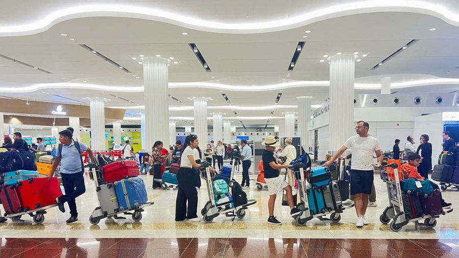 Penumpang menunggu penerbangan setelah hujan badai melanda Dubai yang menyebabkan penundaan di Bandara Internasional Dubai, di Dubai, Uni Emirat Arab, Rabu (17/4/2024). (REUTERS/Rula Rouhana)
