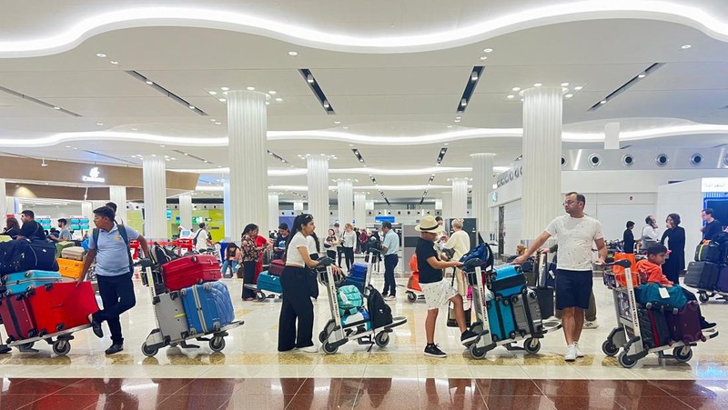 Penumpang menunggu penerbangan setelah hujan badai melanda Dubai yang menyebabkan penundaan di Bandara Internasional Dubai, di Dubai, Uni Emirat Arab, Rabu (17/4/2024). (REUTERS/Rula Rouhana)