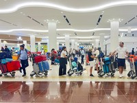 Penumpang menunggu penerbangan setelah hujan badai melanda Dubai yang menyebabkan penundaan di Bandara Internasional Dubai, di Dubai, Uni Emirat Arab, Rabu (17/4/2024). (REUTERS/Rula Rouhana)
