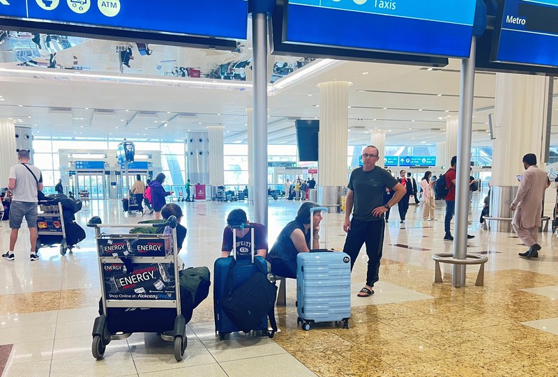 Penumpang menunggu penerbangan setelah hujan badai melanda Dubai yang menyebabkan penundaan di Bandara Internasional Dubai, di Dubai, Uni Emirat Arab, Rabu (17/4/2024). (REUTERS/Rula Rouhana) Penumpang menunggu penerbangan setelah hujan badai melanda Dubai yang menyebabkan penundaan di Bandara Internasional Dubai, di Dubai, Uni Emirat Arab, Rabu (17/4/2024). (REUTERS/Rula Rouhana)
