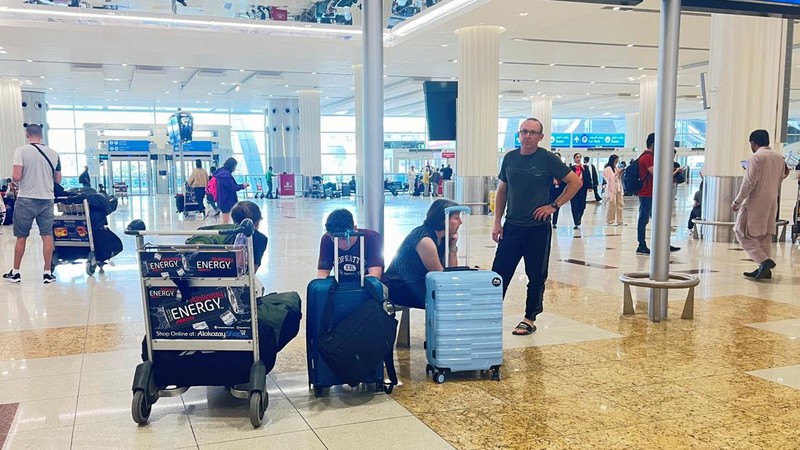 Penumpang menunggu penerbangan setelah hujan badai melanda Dubai yang menyebabkan penundaan di Bandara Internasional Dubai, di Dubai, Uni Emirat Arab, Rabu (17/4/2024). (REUTERS/Rula Rouhana)