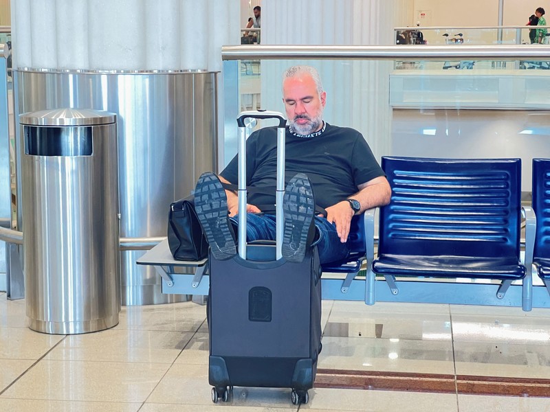 Penumpang menunggu penerbangan setelah hujan badai melanda Dubai yang menyebabkan penundaan di Bandara Internasional Dubai, di Dubai, Uni Emirat Arab, Rabu (17/4/2024). (REUTERS/Rula Rouhana)