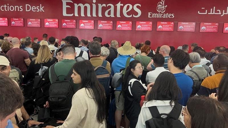 Penumpang menunggu penerbangan setelah hujan badai melanda Dubai yang menyebabkan penundaan di Bandara Internasional Dubai, di Dubai, Uni Emirat Arab, Rabu (17/4/2024). (REUTERS/Rula Rouhana)