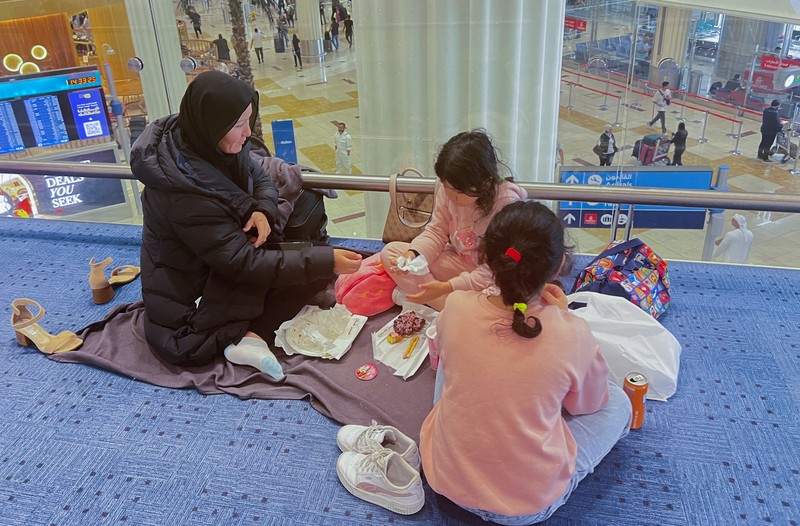 Penumpang menunggu penerbangan setelah hujan badai melanda Dubai yang menyebabkan penundaan di Bandara Internasional Dubai, di Dubai, Uni Emirat Arab, Rabu (17/4/2024). (REUTERS/Rula Rouhana) Penumpang menunggu penerbangan setelah hujan badai melanda Dubai yang menyebabkan penundaan di Bandara Internasional Dubai, di Dubai, Uni Emirat Arab, Rabu (17/4/2024). (REUTERS/Rula Rouhana)