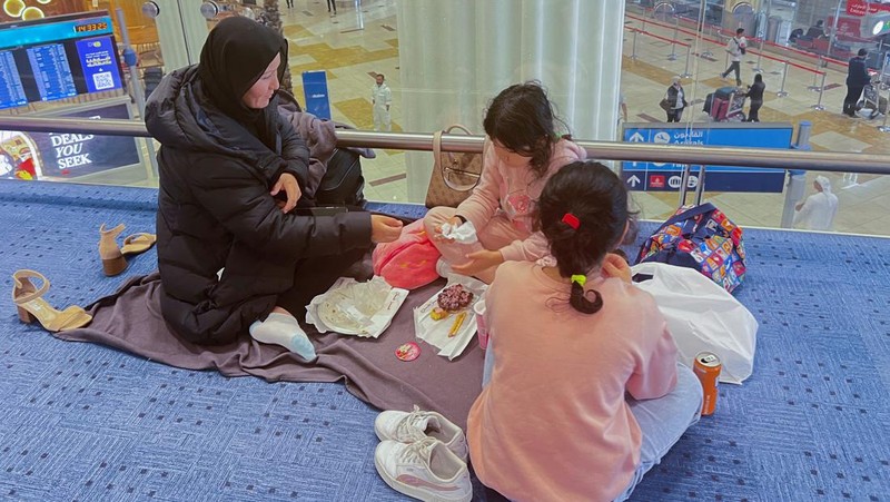 Penumpang menunggu penerbangan setelah hujan badai melanda Dubai yang menyebabkan penundaan di Bandara Internasional Dubai, di Dubai, Uni Emirat Arab, Rabu (17/4/2024). (REUTERS/Rula Rouhana)