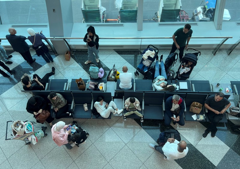 Penumpang menunggu penerbangan setelah hujan badai melanda Dubai yang menyebabkan penundaan di Bandara Internasional Dubai, di Dubai, Uni Emirat Arab, Rabu (17/4/2024). (REUTERS/Rula Rouhana) Penumpang menunggu penerbangan setelah hujan badai melanda Dubai yang menyebabkan penundaan di Bandara Internasional Dubai, di Dubai, Uni Emirat Arab, Rabu (17/4/2024). (REUTERS/Rula Rouhana)
