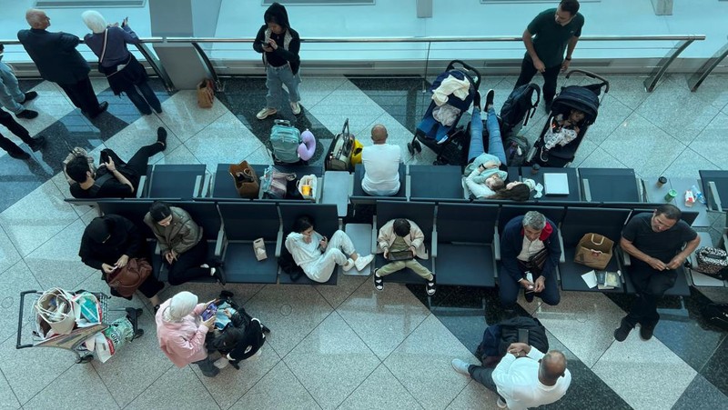 Penumpang menunggu penerbangan setelah hujan badai melanda Dubai yang menyebabkan penundaan di Bandara Internasional Dubai, di Dubai, Uni Emirat Arab, Rabu (17/4/2024). (REUTERS/Rula Rouhana)