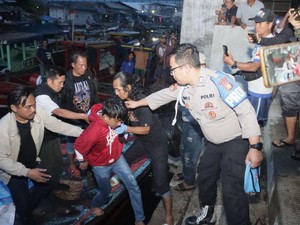 Tampang Bucing Pembunuh Tukang Nasgor Usai Ditangkap di Pulau Seribu