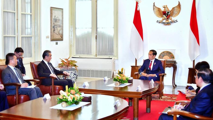 residen Joko Widodo menerima kunjungan kehormatan Menteri Luar Negeri Republik Rakyat Tiongkok (RRT) Wang Yi di Istana Merdeka, Jakarta, pada Kamis, 18 April 2024. Dalam pertemuan tersebut, Presiden Jokowi dan Menteri Wang Yi membahas sejumlah isu penting yang berkaitan dengan kerja sama ekonomi bilateral dan situasi di Timur Tengah. (Dok. BPMI Setpres)
