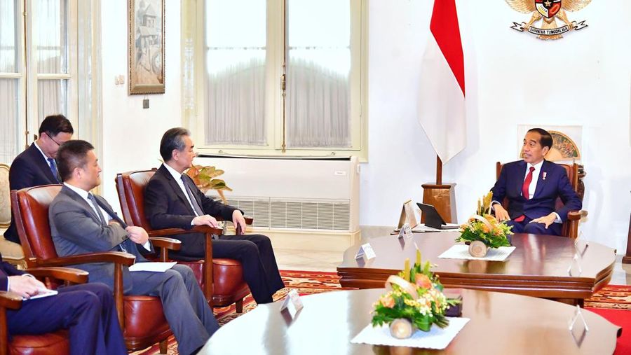 residen Joko Widodo menerima kunjungan kehormatan Menteri Luar Negeri Republik Rakyat Tiongkok (RRT) Wang Yi di Istana Merdeka, Jakarta, pada Kamis, 18 April 2024. Dalam pertemuan tersebut, Presiden Jokowi dan Menteri Wang Yi membahas sejumlah isu penting yang berkaitan dengan kerja sama ekonomi bilateral dan situasi di Timur Tengah. (Dok. BPMI Setpres)