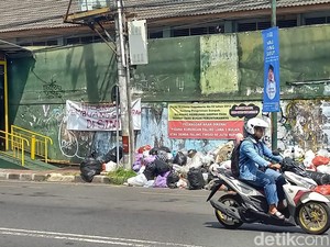 Waduh! Sampah Menumpuk di Pedestrian Jalan HOS Cokroaminoto Jogja