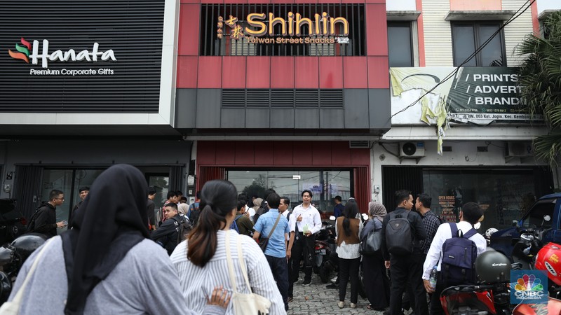 Suasana antrean calon pelamar kerja Shilin di kawasan Jakarta, Kamis (18/4/2024). Suasana antrean calon pelamar kerja Shilin di kawasan Jakarta, Kamis (18/4/2024). (CNBC Indonesia/Tri Susilo)