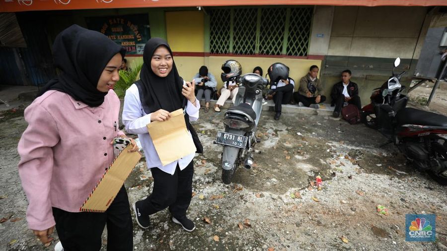 Suasana antrean calon pelamar kerja Shilin di kawasan Jakarta, Kamis (18/4/2024). (CNBC Indonesia/Tri Susilo)