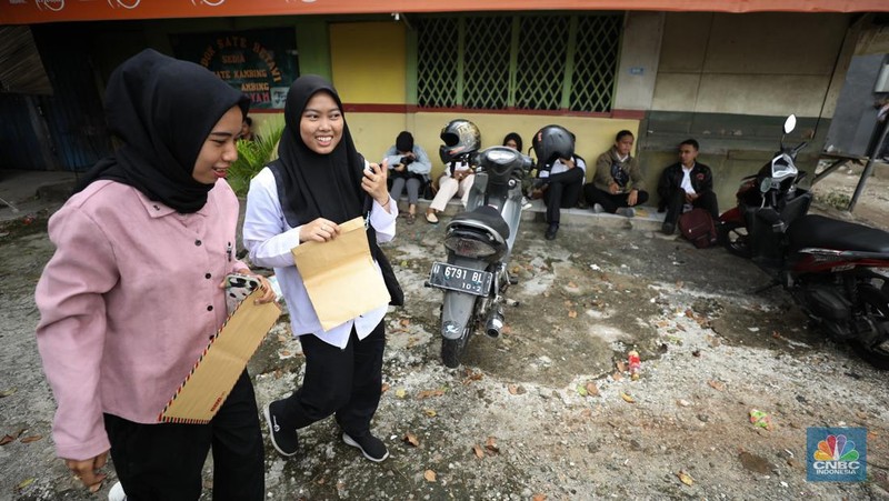 Suasana antrean calon pelamar kerja Shilin di kawasan Jakarta, Kamis (18/4/2024). (CNBC Indonesia/Tri Susilo)