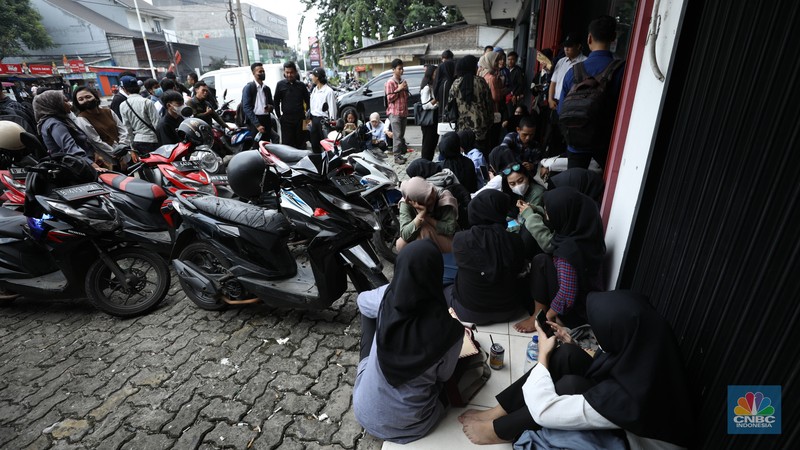 Suasana antrean calon pelamar kerja Shilin di kawasan Jakarta, Kamis (18/4/2024). Suasana antrean calon pelamar kerja Shilin di kawasan Jakarta, Kamis (18/4/2024). (CNBC Indonesia/Tri Susilo)